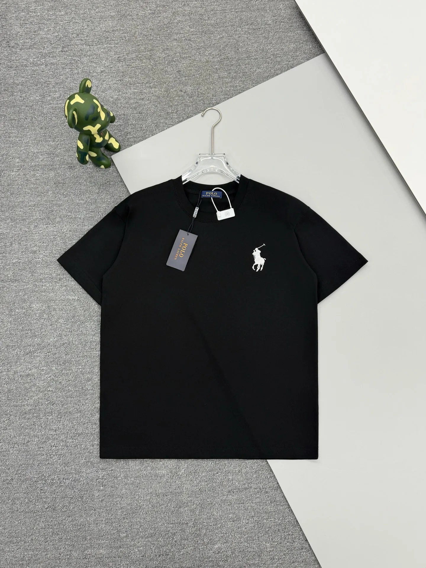 P160 [High Quality]Ralph Lauren*Ralph Lauren embroidery micro-label simple‼ ️Short-sleeved T-shirt 💗Ralph Lauren classic short-sleeved T-shirt, custom-made 280g pure cotton fabric, soft and breathable, classic horseback golf🏌️ embroidery on the chest, logo + logo embroidery on the back, simple and recognizable. Round neck design, neat tailoring, customized 280g pure cotton fabric, soft and smooth to the touch, great breathability, super comfortable to wear in summer! The same loose version for men and women, OK to wear alone or layered, versatile ~ 𝐂𝐎𝐋𝐎𝐔𝐑: black white 𝐒𝐈𝐙𝐄: S-xL Size chart: S: Shoulder width 51 - Bust 55 - Clothing length 70 M: Shoulder width 53 - Bust 57 - Clothing length 72 L: Shoulder width 55 - Bust 59 - Clothing length 74 XL: Shoulder width 57 - Bust 61 - Clothing length 76